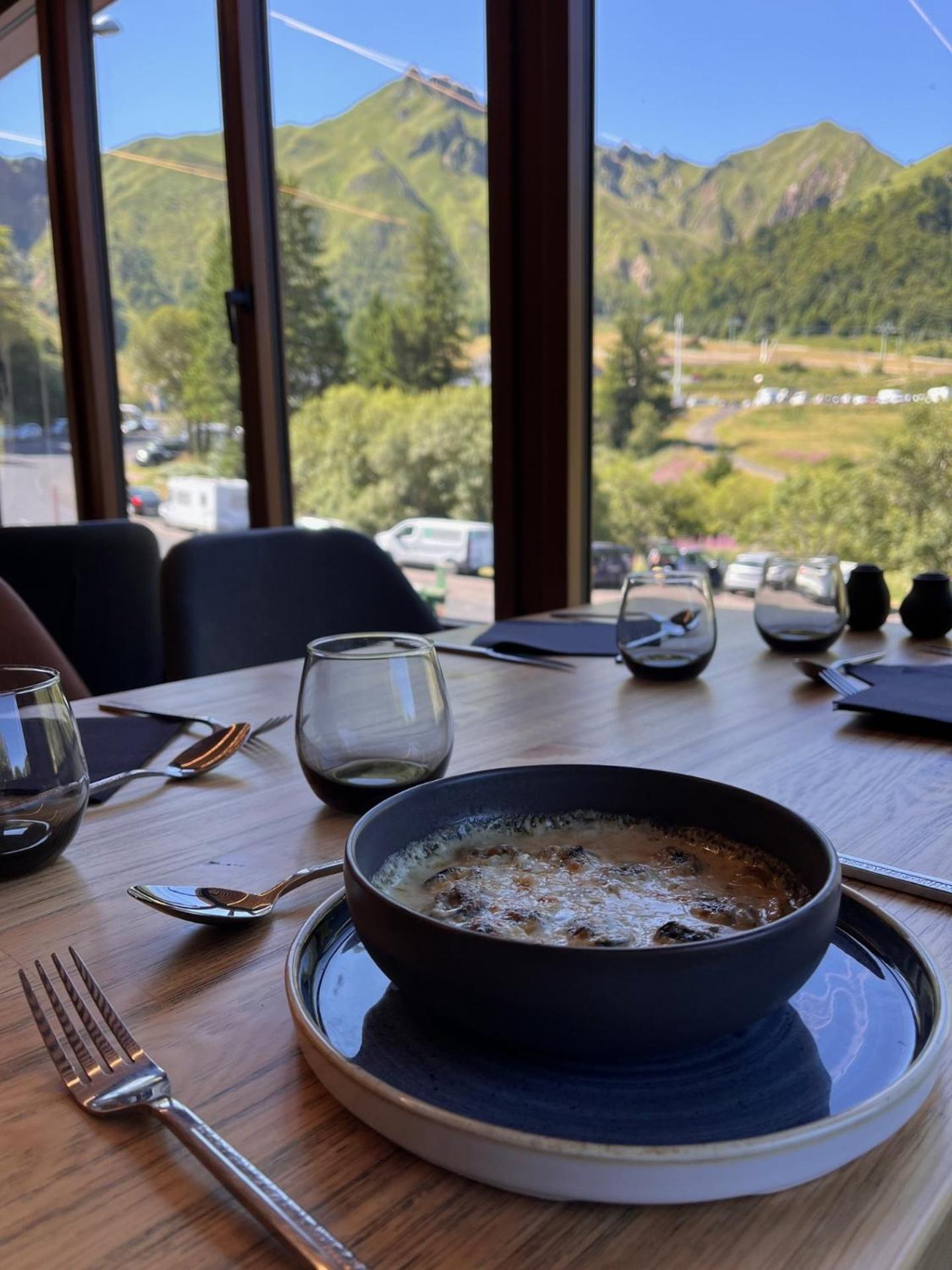 Hotel Du Puy Ferrand , Restaurant La Table De L'Ours Le Mont-Dore Bagian luar foto